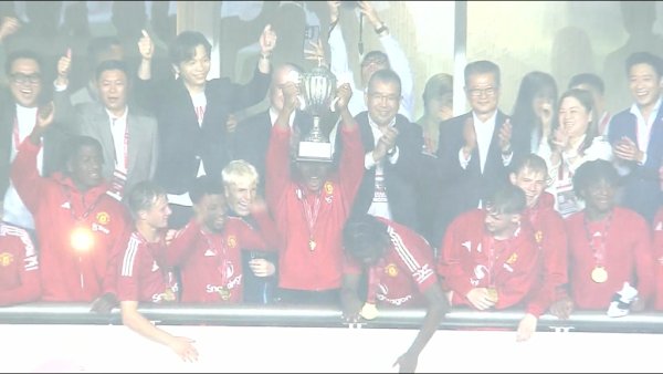 The moment of winning the cup🏆️17-year-old Obi Martin wins the friendly match trophy in this game to help Manchester United reverse