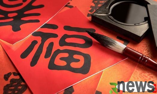Teach you how to cleverly remove the marks of old Spring Festival couplets