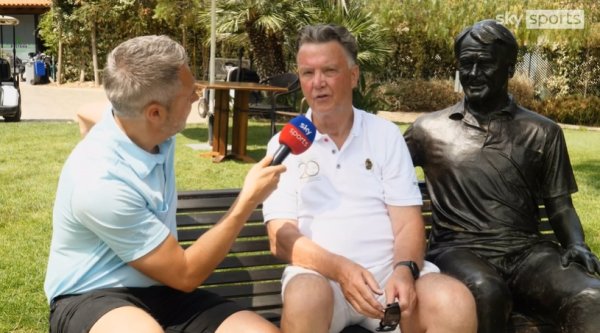 🤔 Van Gaal: I have said a long time ago that Manchester United is a business club, and the coach has no right to decide to sign aid