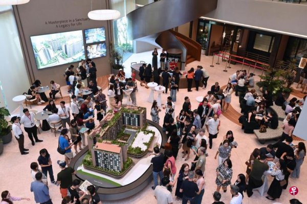 The opening preview of the new luxury mansion in District 9, Roo Bay attracts more than 3,000 visitors in the first weekend
