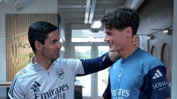 New players join! Arsenal s official website posted photos to record Noelgao s first day at the club