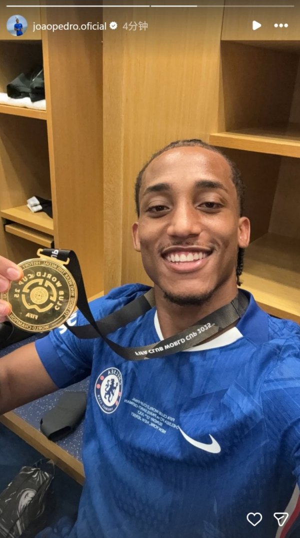 Win the championship for the first time in his career, the Blues  new aid Joao Pedro took a photo with the championship medal