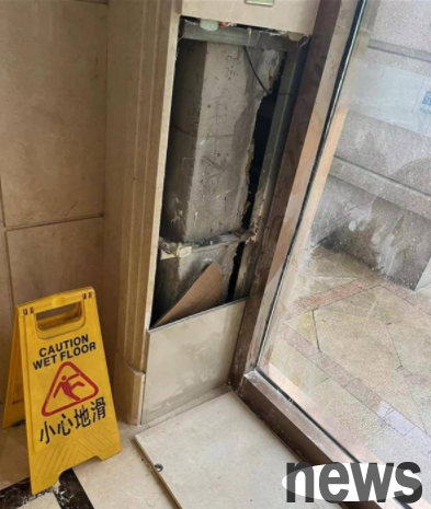 Heartwarming! Stray cats are trapped in the cracks on the wall, and caring residents are relaying for rescue