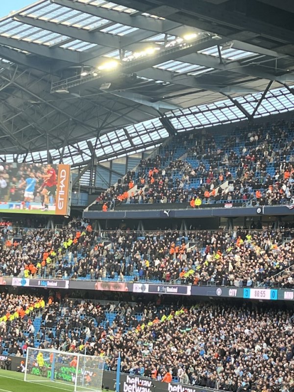 Manchester City fans mocked Manchester United: Old Trafford is falling, Red Devils are going to be relegated Amorin
