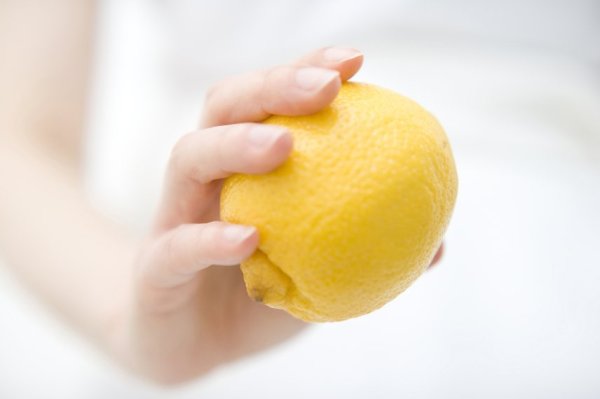 Clear the smell of microwaves. Eat leftover fruits to dissolve oil and dirt and easily handle it