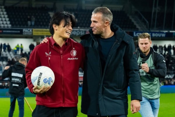 Famous teacher and disciple! Van Persie leads Feyenoord to the top of the Eredivisie, while Ueda Keyo scores 13 goals in 11 games!