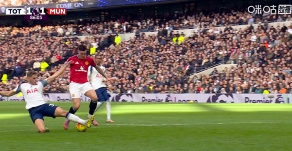 Retired injured after 28 minutes of appearance! Sheshko failed to take a single chance, and Van Deven quickly chased back and destroyed it.